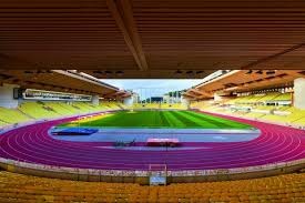 山东男篮险胜北京男篮，以4分优势晋级八强，双方激烈争夺，关键球员表现突出。